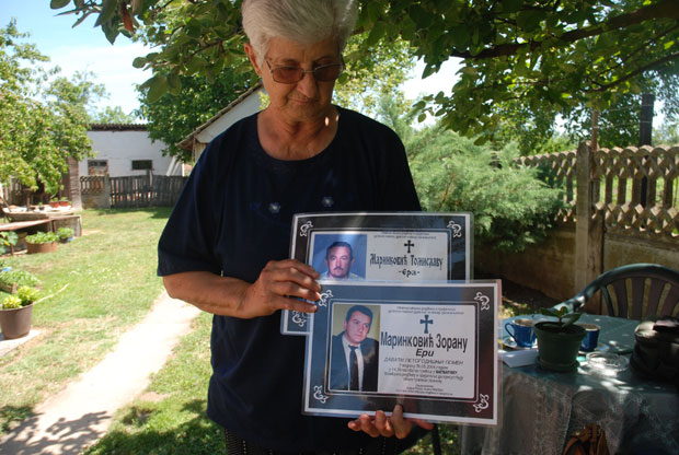 МАЈКА СТРАДАЛОГ У НАТО АГРЕСИЈИ: На Варваринском мосту цвеће још заливам сузама